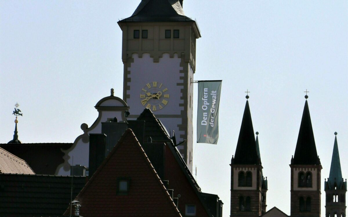 Mit einer schwarzen Fahne am Grafeneckart erinnert die Stadt an den Axt-Angriff vom 18. Juli 2016. Mit einer schwarzen Fahne am Grafeneckart erinnert die Stadt an den Axt-Angriff vom 18. Juli 2016.